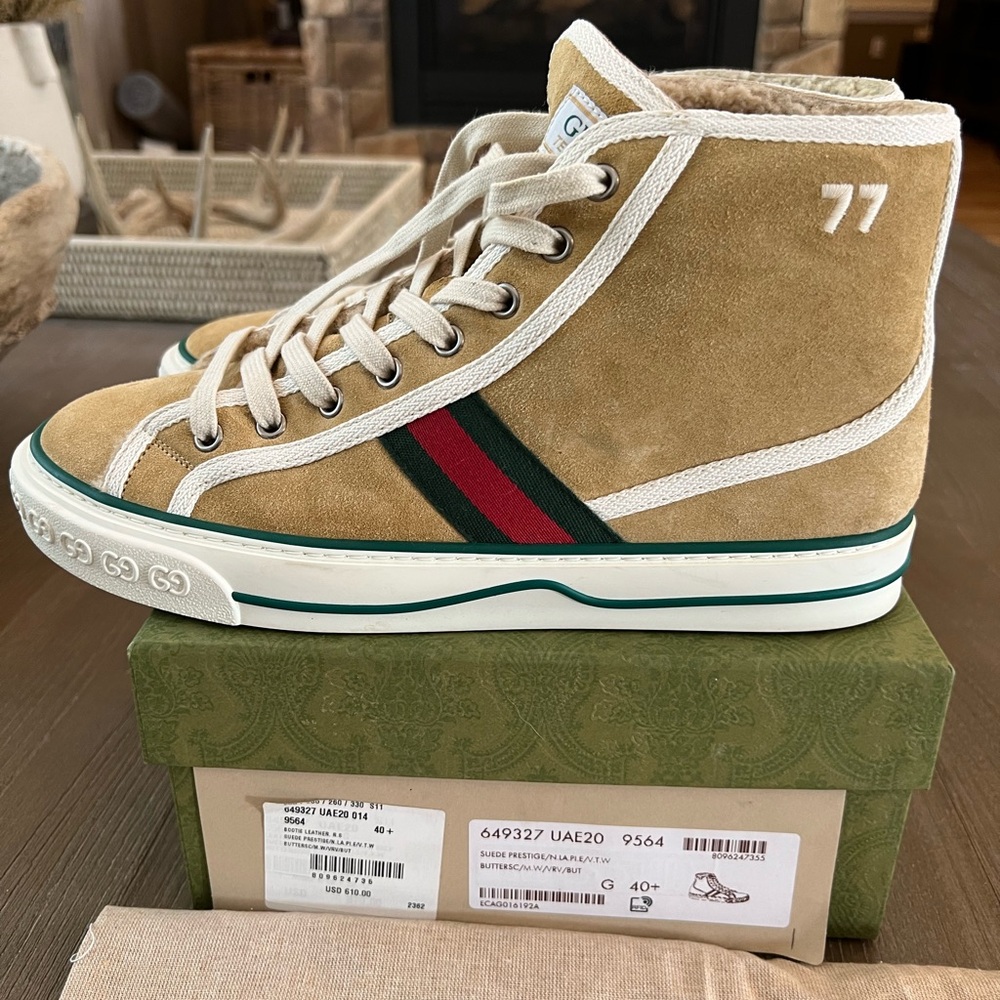 100% authentic Gucci Tennis 1977 high-top sneakers in beige suede. Size 40+.